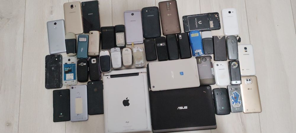 Продаю телефоны. Состояние разное