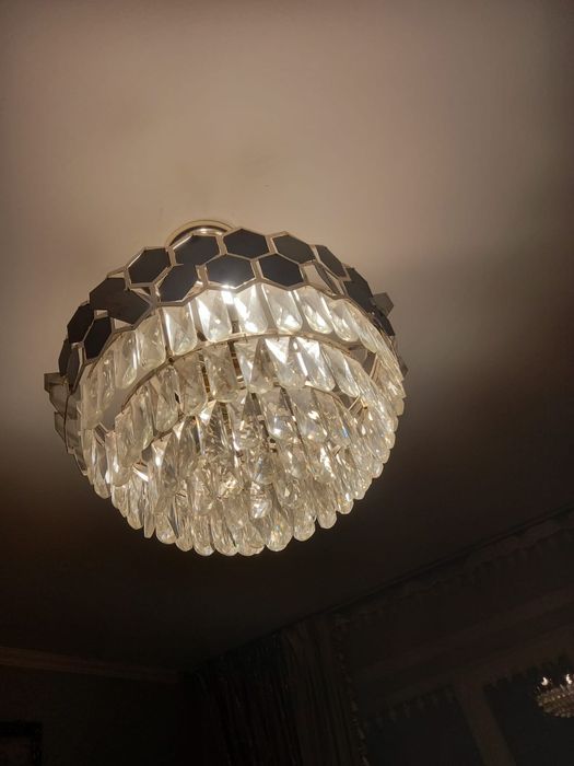 Продам люстру в гостиную