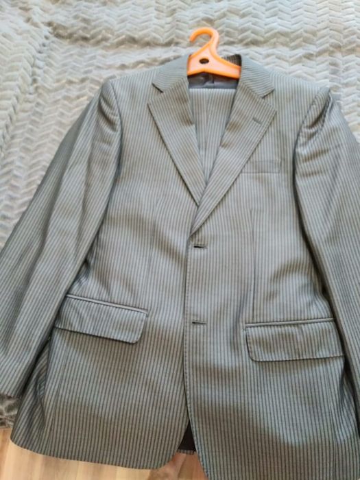 Продам мужские костюмы