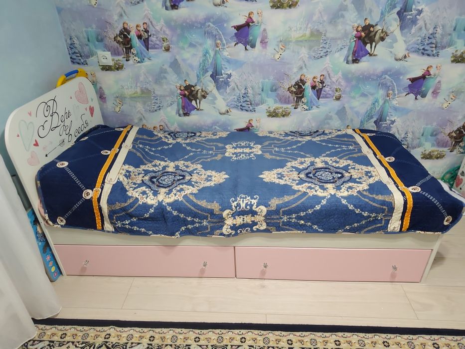 Кровать для девочек и шкаф
