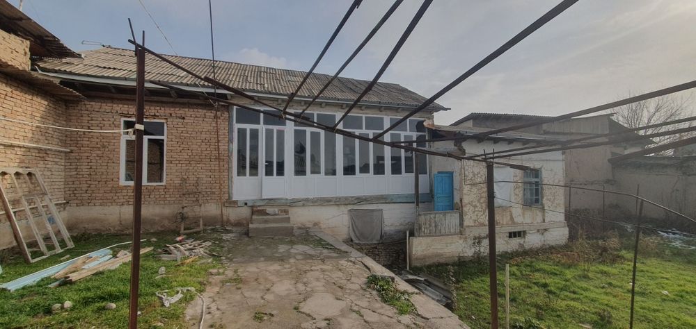 Uy sotiladi hovli 7 xona kitob shahri