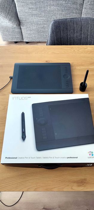 Tabletă grafică Wacom Intuos Pro M (PTH-651) în stare excelentă