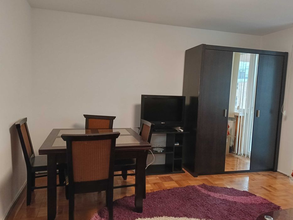 Apartament decomandat 3 camere central de închiriat