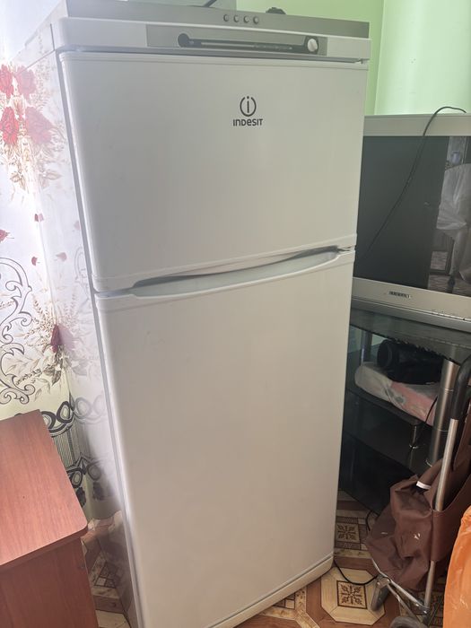 Продам холодильник Indesit