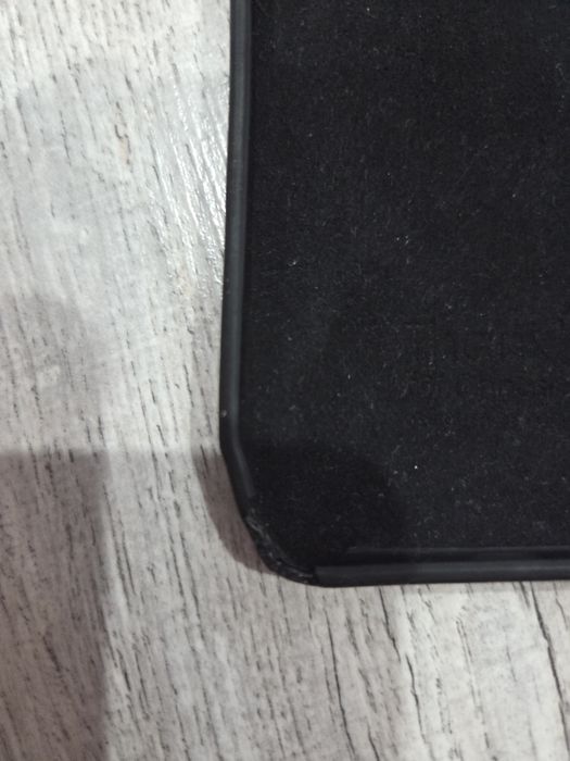 Продам чехол на IPhone 13