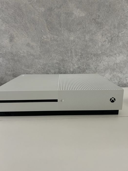 Xbox One S 1TB + 2 геймпада + 6 игр