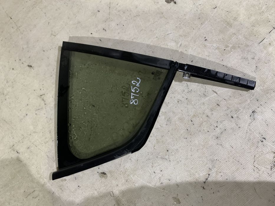 Geam mic coltar usa dreapta spate - cu cheder, Skoda Octavia 3 Berlina, 2013, 2014, 2015, 2016, 2017, 2018, 2019, 2020, cod origine OE 5E5845214.