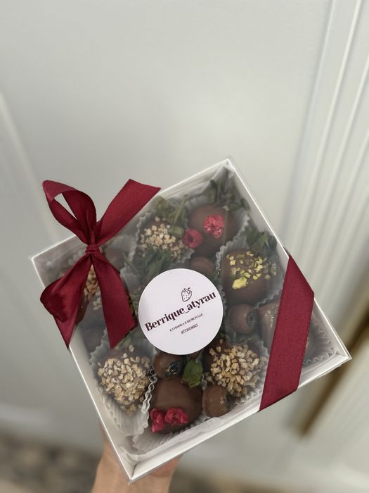 Клубника в шоколаде, финики