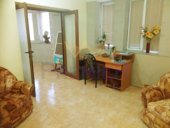 Продава се Тристаен апартамент в Бургас, Център - 50 кв.м за 1224 €/кв.м - Снимка #2