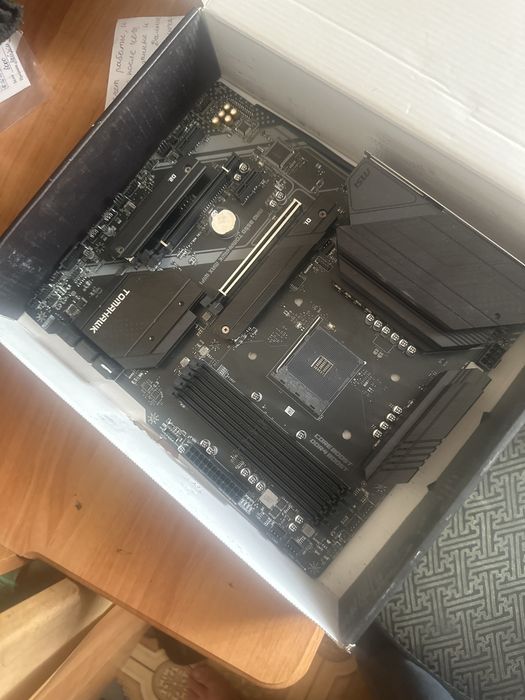 Материнка msi mag B550 TOMAHAWK MAX WIFI