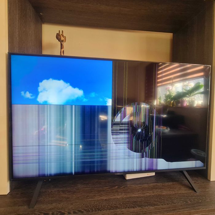LG 50UR78003LK 50” 4K – СЧУПЕН ЕКРАН – за части