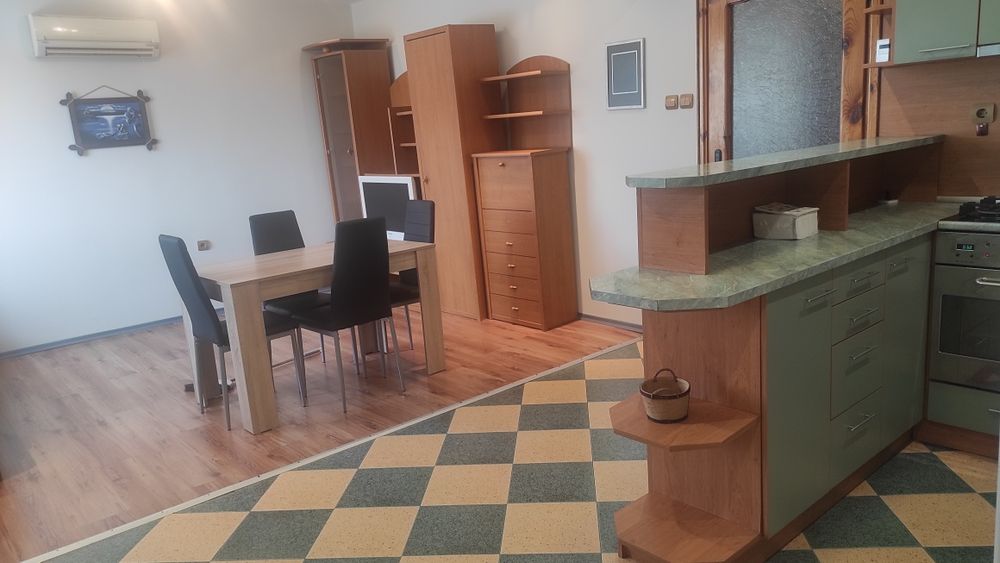 Двустаен апартамент с голяма дневна и отделна спалня на топ център