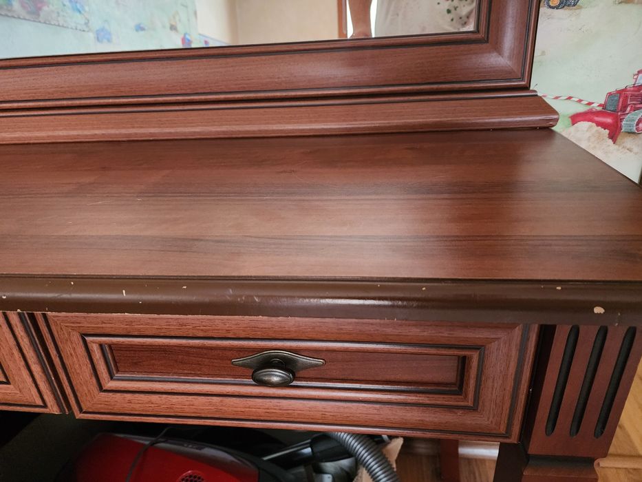 Тоалетка с огледало