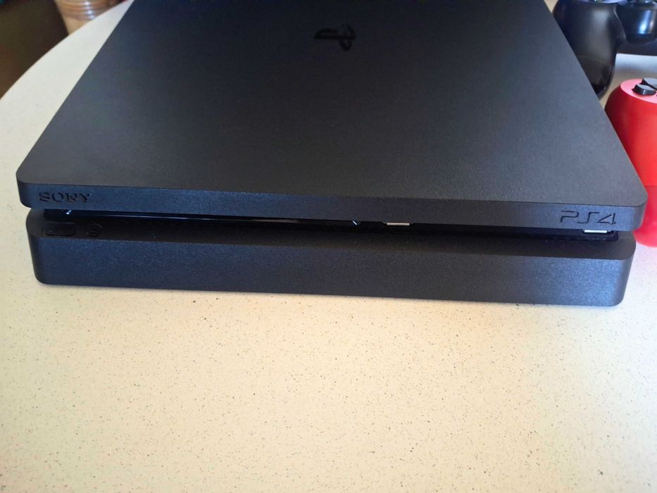 Vând PS4, Franța, puțin folosit