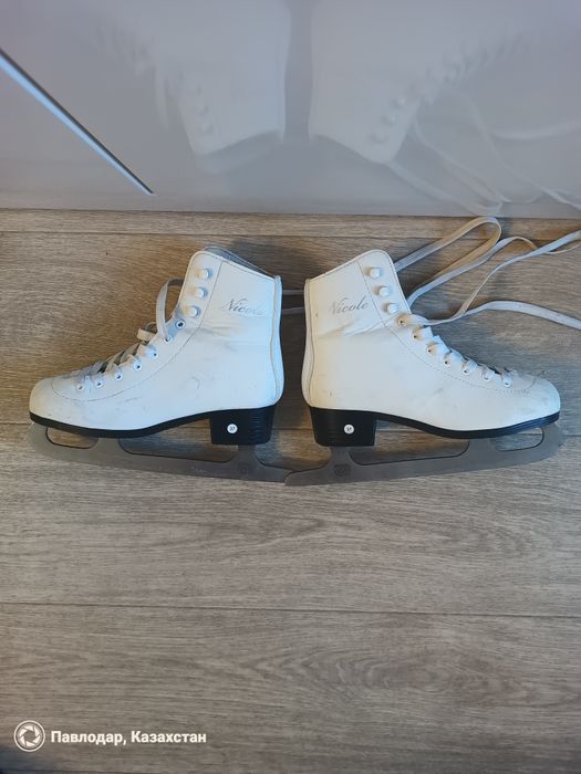 Коньки фигурные женские.