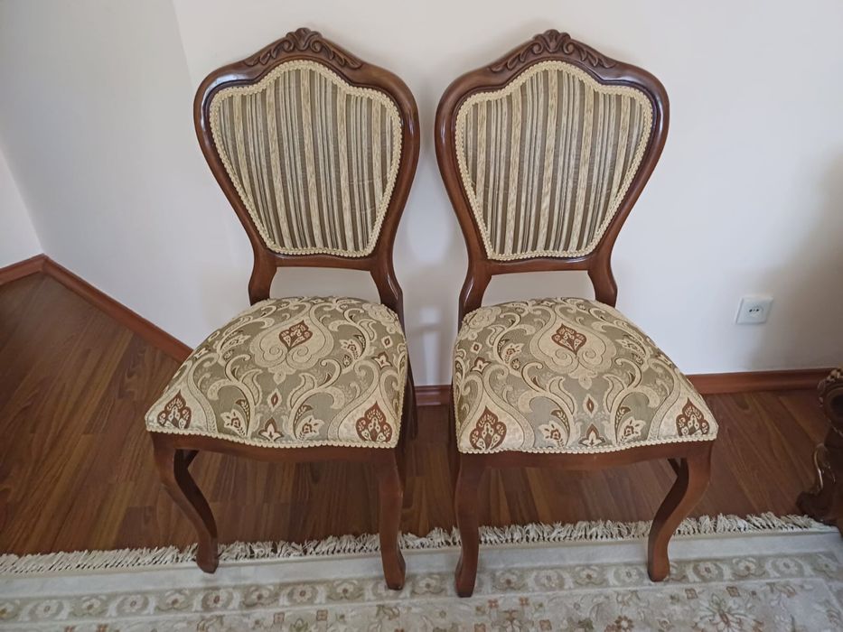 Стол и стулья