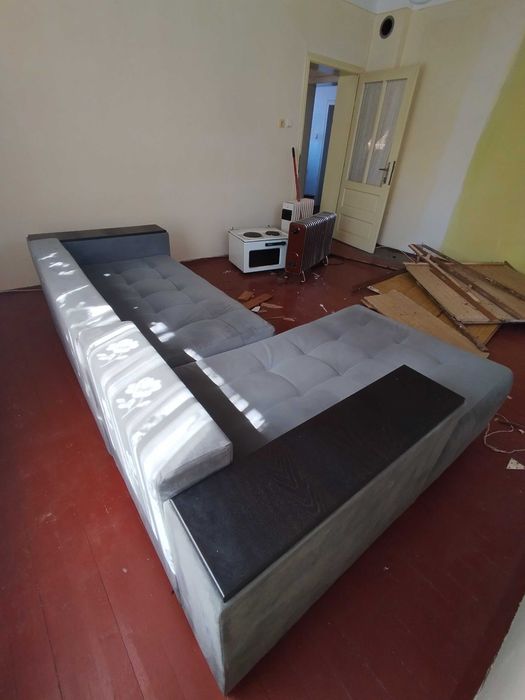 Разтегателен ъглов диван, с подлакътник етажерка