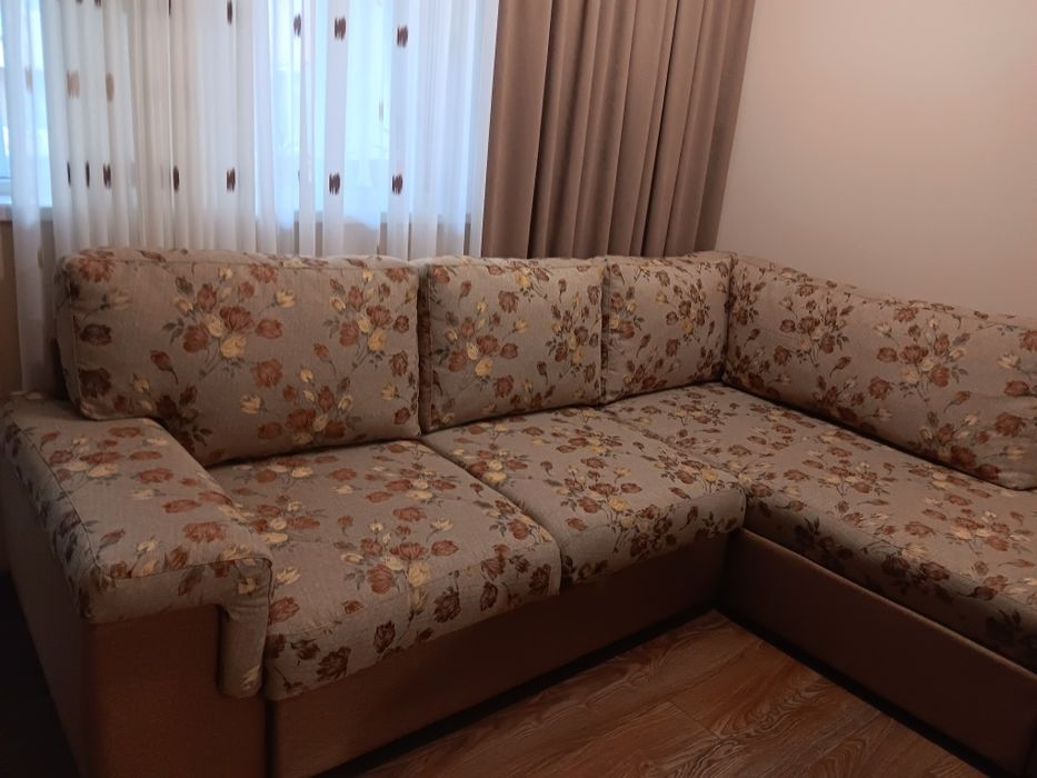 Продавам ъглов диван,изглежда като нов. Много запазен.
