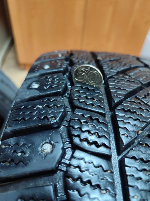 Продам зимнюю резину.