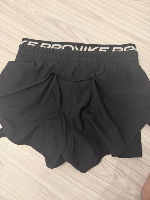 Дамски къси панталони Nike с клин
