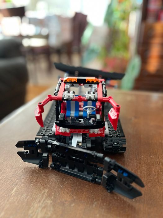 Продавам два стари Lego Technic модела