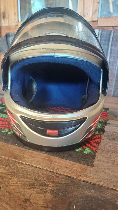 Комплект каска и наколенки за пистов мотор