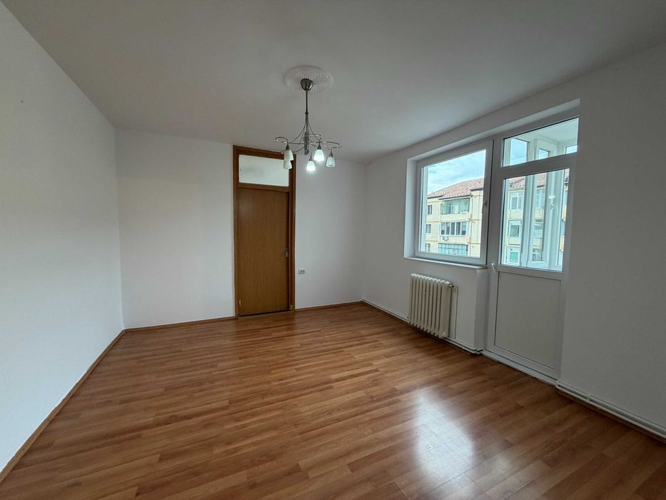 Vand apartament 3 camere - etaj 3 - balcon - cartier Hipodrom - zona Cedonia