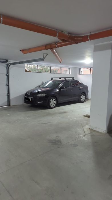 Închiriez loc de parcare în garaj