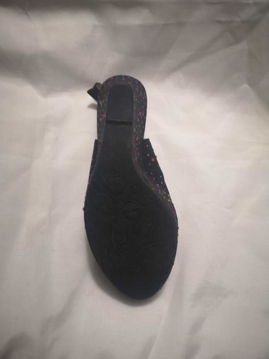 Vand sandale din piele intoarsa neagra, cu strasuri, noi, marimea 40