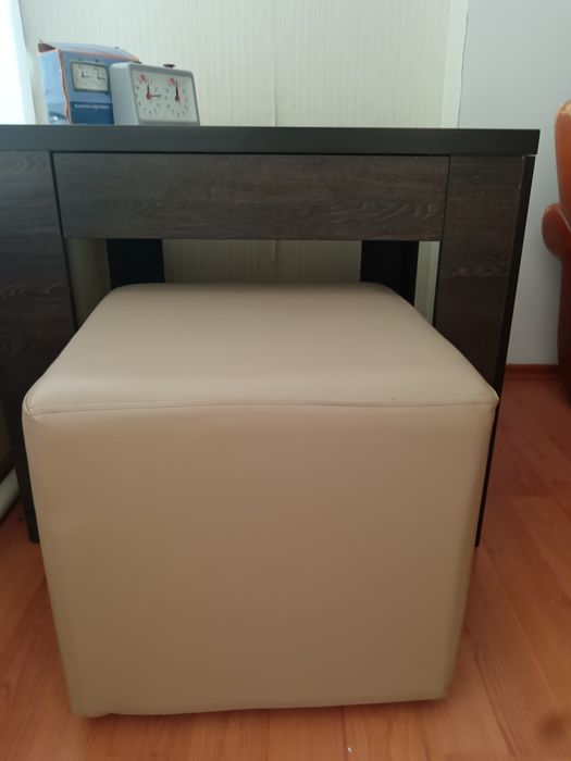 Стол универсальный, с двумя пуфами