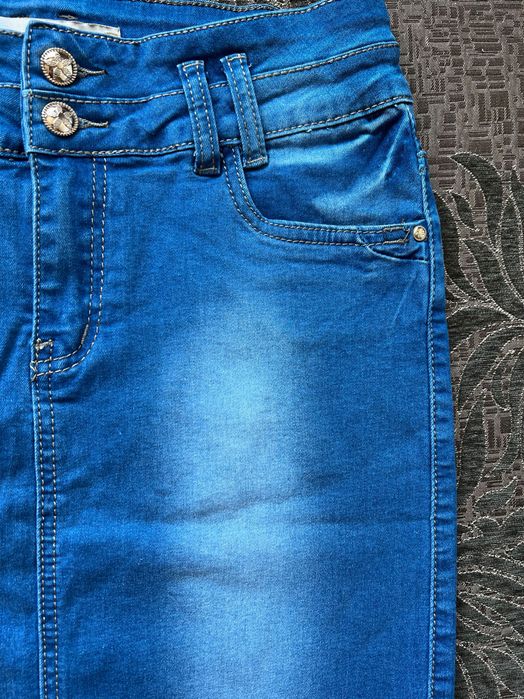 луксозна дънкова пола до коляното със златни луксозни копчета и капси