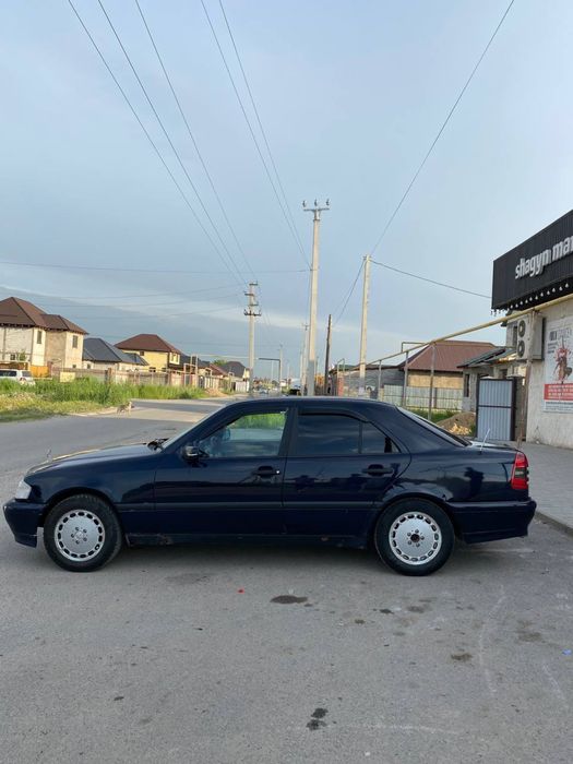 Продам машину мерседес 180
