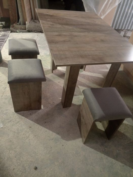 Продам кухонный стол.