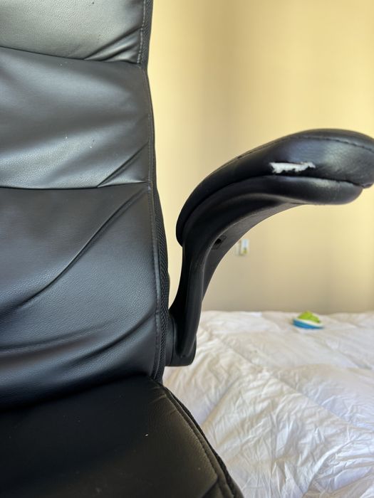 Офис стол KASTBJERG черна кожа