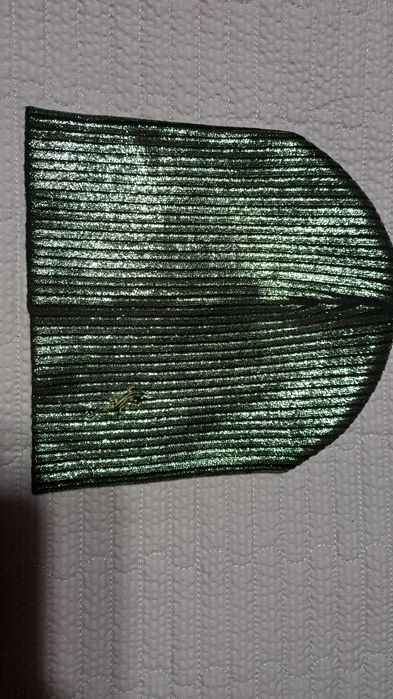 Продам шапки. Не дорого.