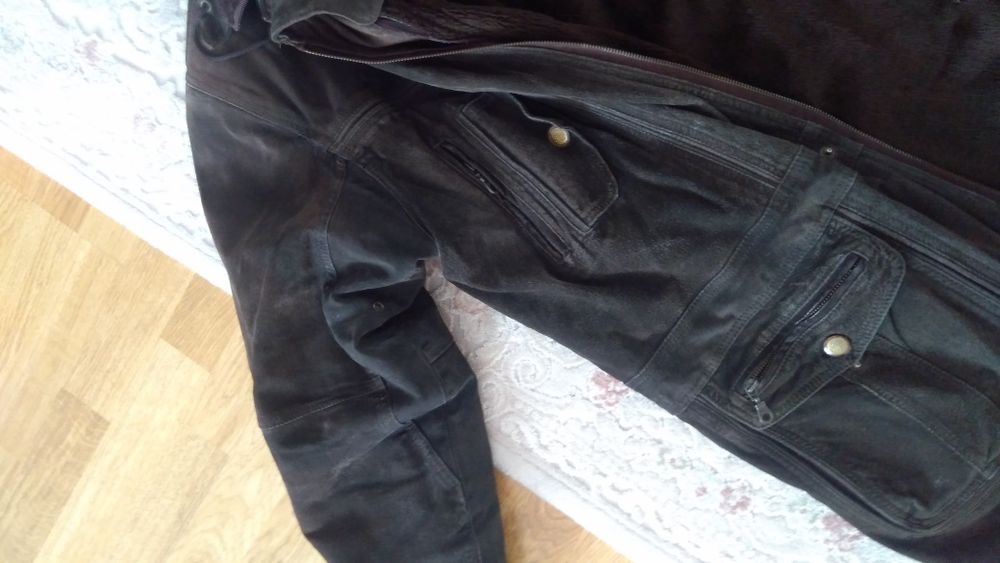 Vând haina de piele întoarsă.