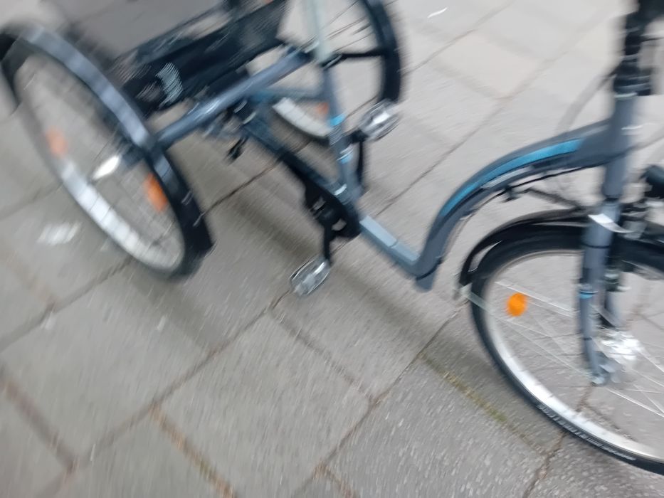 Vând  bicicleta  cu 3 rotii