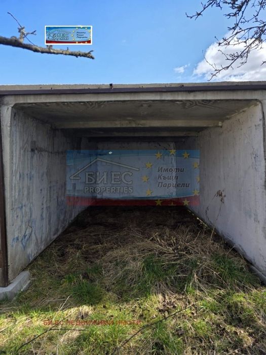 УПИ в с. Кошарево 420 м² със собствен водоизточник и 2 гаражни клетки