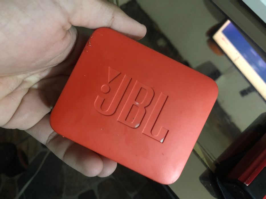 Boxă jbl defecta băzeie la volum tare