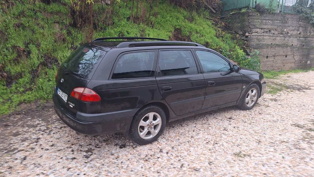 Лек автомобил Тойота Авенсис