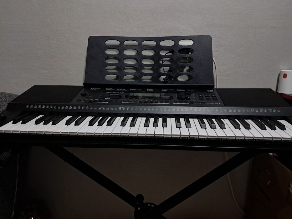 Продам синтезатор