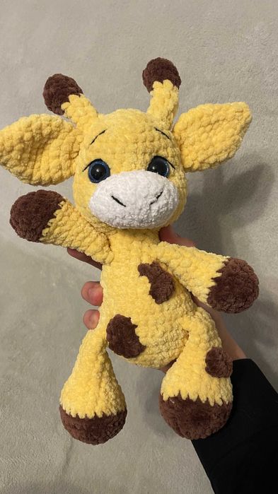 Очарователен ръчно плетен жираф търси нов дом!