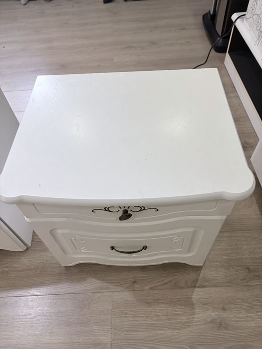Прикроватные тумбы