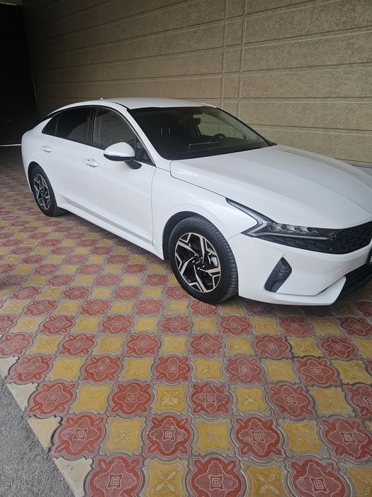 Kia.K5 сотилади.