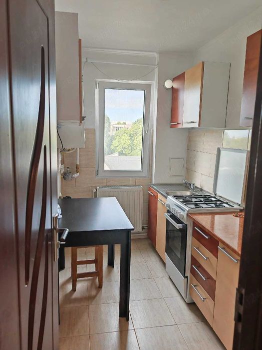 Persoana fizica, vand apartament 2 camere semidecomandat Alunisului, etaj 3