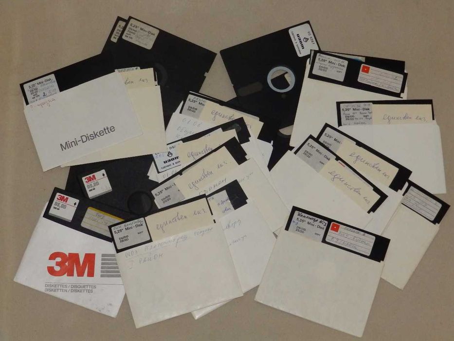 Книги и дискети за стар компютър, Правец