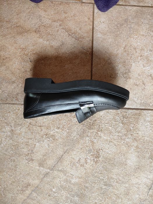 Vând pantofi femei noi.