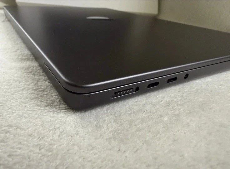 Продам свой MacBook Pro 14inch M4 16/512 Black покупал в Германии