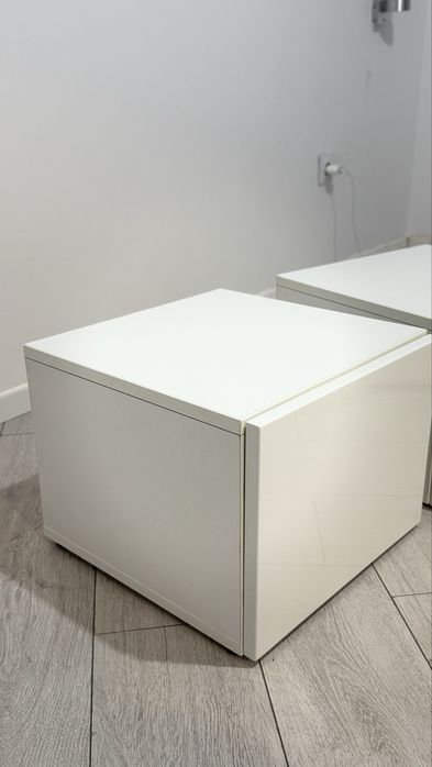 Vând noptiere, alb lucios