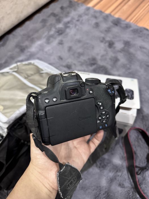 Продаю камеру Canon 750D 18-55 Kit